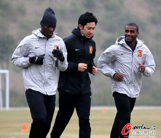 图文-广州恒大冬训 穆里奇在训练当中慢跑恢复