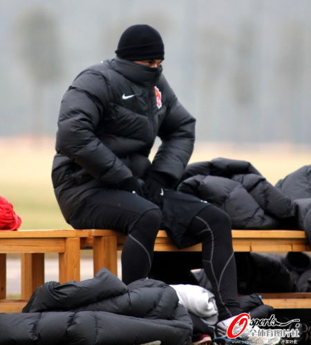 图文-广州恒大冬训 严寒让球员显得不太适应_