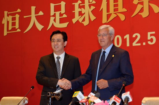 图文-广州恒大新闻发布会 许家印与里皮握手