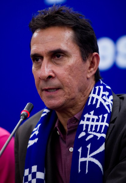 图文-吉马良斯出任泰达队主帅 吉马良斯佩戴围