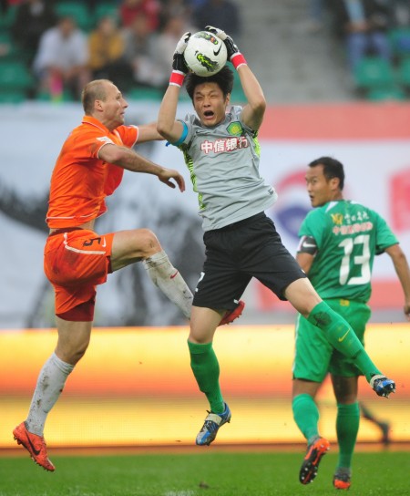 图文-[中超]贵州0-2北京 杨智在比赛中救险_国