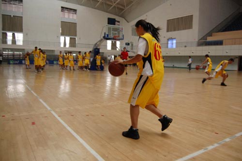 广州雷女惊现终极篮徒复赛 与50猛男同场竞