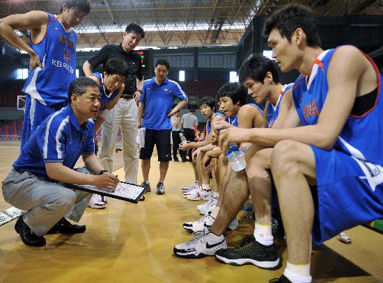 图文-韩国男篮在中国拉练 教练讲解制敌战术