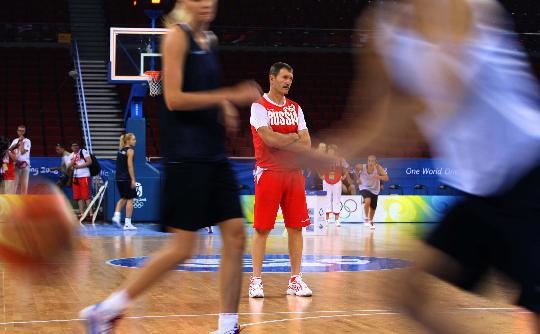 图文-俄罗斯女篮赛前训练 教练密切关注队员