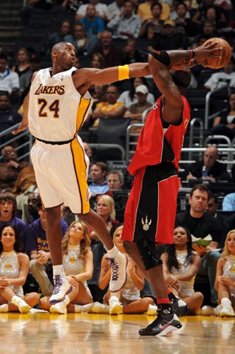 图文-[NBA季前赛]猛龙vs湖人 科比防守也很积