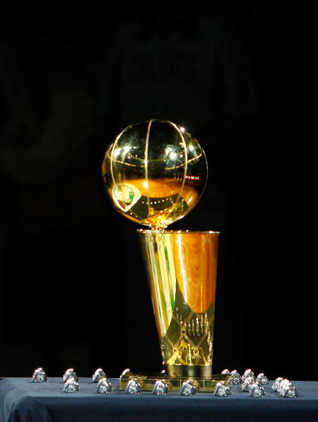 图文-NBA总冠军颁奖灯光下总冠军奖杯金光闪耀