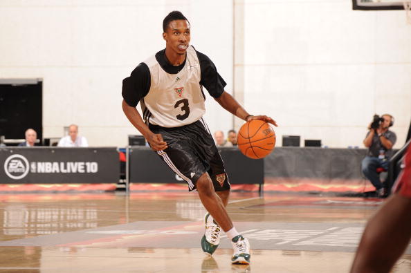 文-赌城夏季联赛第三日 詹宁斯准备变向过人_