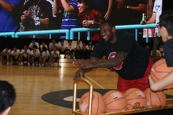 图文-小皇帝詹姆斯北京行 皇帝重温技巧挑战赛