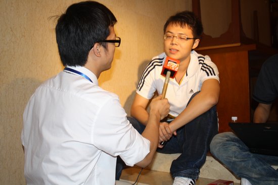 图文-手机新浪网体育新主播决赛 现场采访_篮