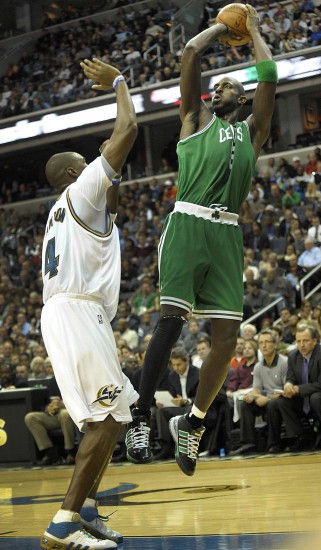 图文-[常规赛]凯尔特人VS奇才 加内特跳跃投篮