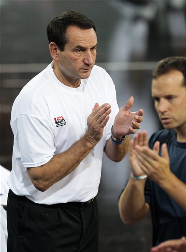 图文-美国男篮西班牙备战 老K教练训练中鼓励