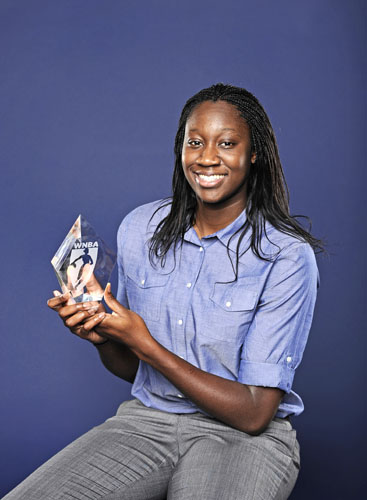 图文-查尔斯荣获篮板王和最佳新秀 手捧篮板王