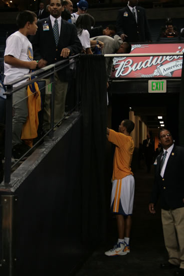 图文-[常规赛]火箭vs勇士 库里为球迷签名