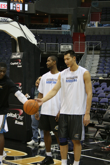 图文-[常规赛]易建联恢复训练 阿联膝盖护具保