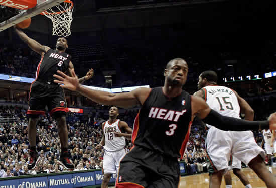 图文-[常规赛]热火vs雄鹿 皇帝韦德配合默契_篮