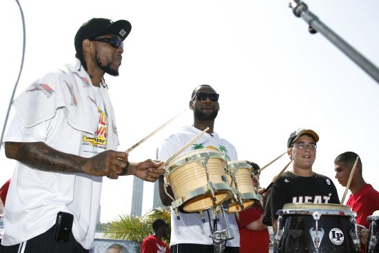 图文-热队大腕云集参加社区活动 打球好击鼓也