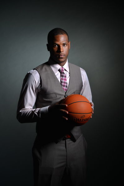 图文nba选秀球员拍摄定妆照韦特斯怀抱篮球