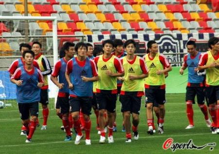 国足预计首发:杨智挂免战牌 蒿俊闵陈涛再度联