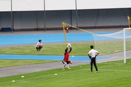 杨智腰伤好转已可轻度训练 热身赛能否登场仍