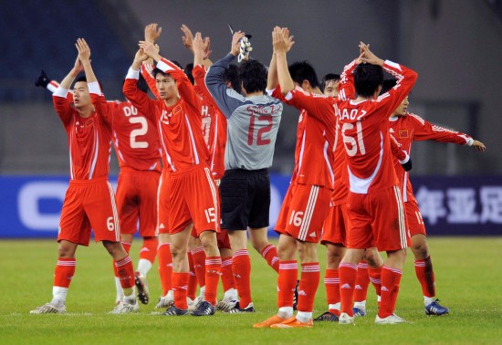 图文-[亚预赛]中国6-1横扫越南国脚赛后向球迷致意