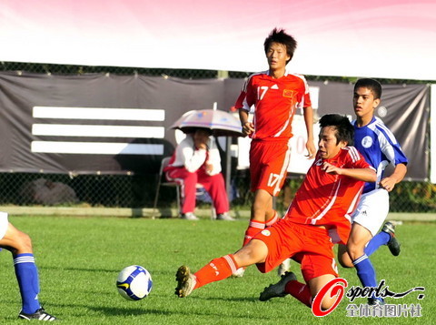 图文-[亚少赛]中国国少VS关岛 国少铲抢异常凶