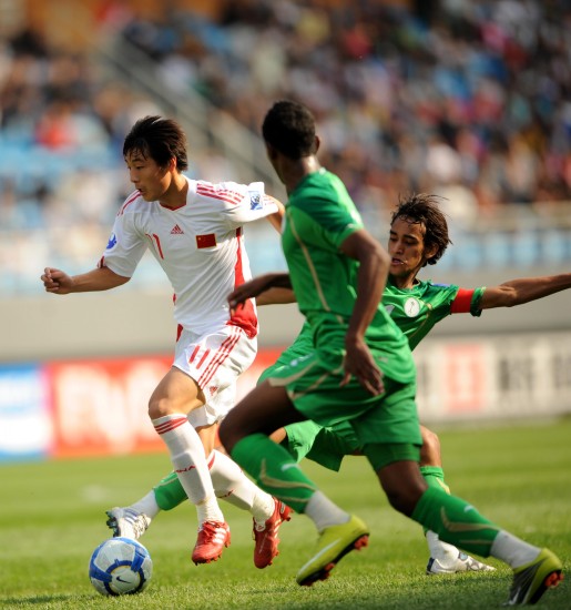 图文-足球U19亚青赛中国3-1沙特 武磊带球突破