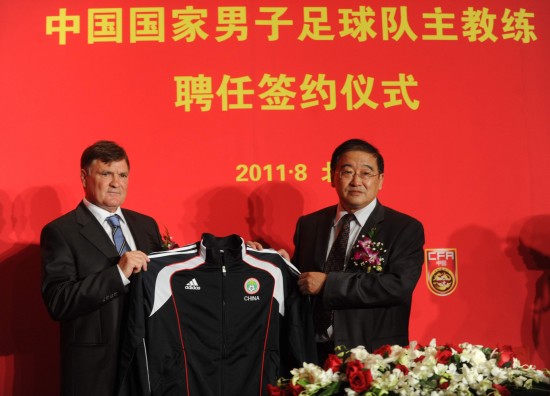 其他栏目 正文 8月14日,卡马乔(左)从中国足协副主席,秘书长韦迪手中