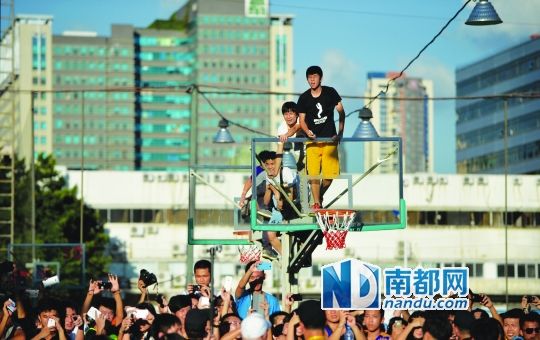 南都:中国粉丝的疯狂明星感触深 对个体球星狂