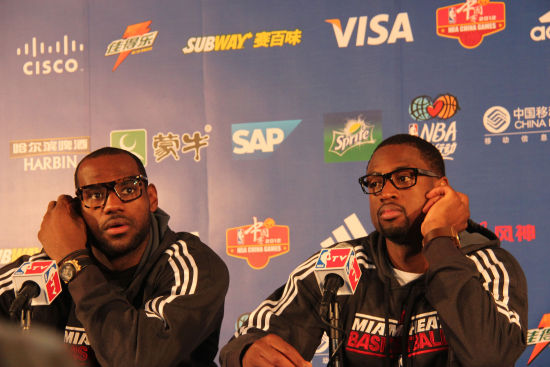 图文-中国赛赛后新闻发布会 詹姆斯韦德穿戴时