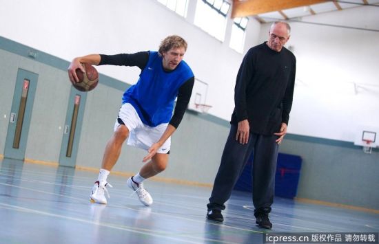 图文-诺维斯基训练课上拍写真 诺天王自如运球