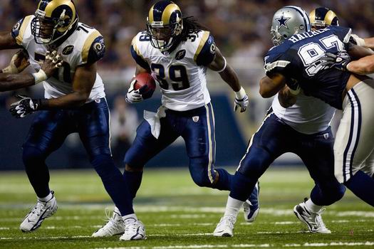 图文-[nfl]达拉斯牛仔vs公羊 一人冲锋两人掩护