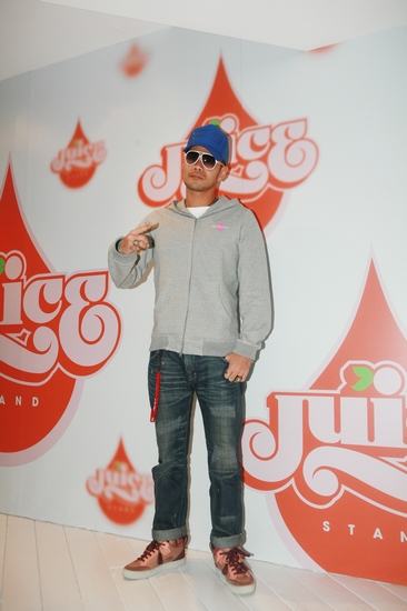 组图-JUICE期限店台北开业艺人郭世伦到店捧场