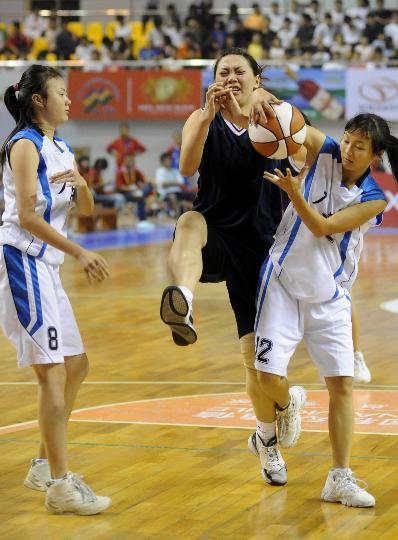 图文-农运会女篮山东胜广西 双方球员积极拼抢