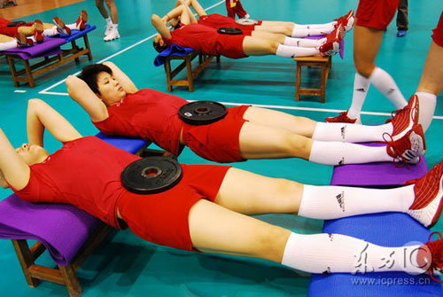 图文-女排郴州集训迎来满月日 队员们训练腰腹