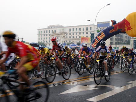 成都迎来全民健身日 六旬老人雨中比赛自行车