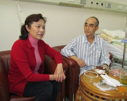 为庄则栋转院治疗起到重要作用的原北京红十字会会长韩陆到病房探访。