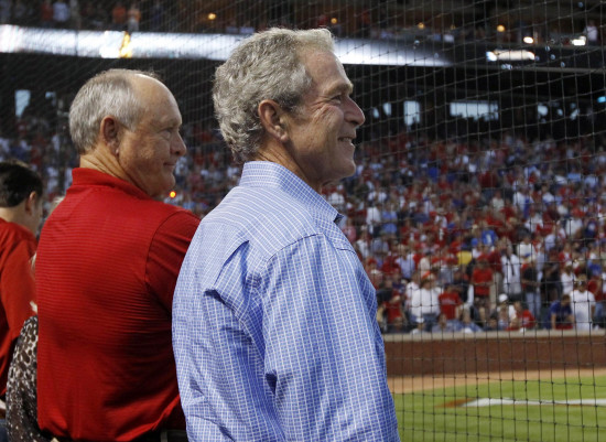 图文-小布什现身球场观战NFL 津津有味的观看