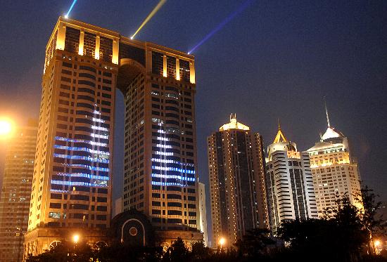 图文-青岛打造城市亮化工程 激光投影美轮美奂