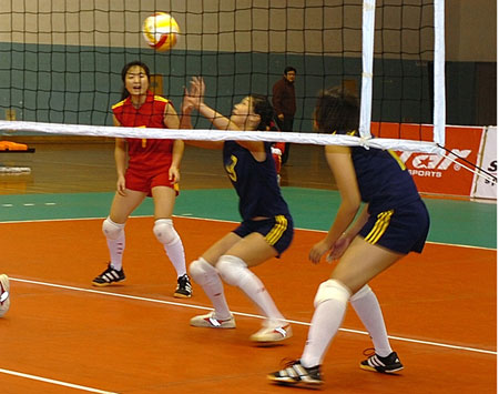 图文-大学生排球联赛女子四强赛 小球串联很关
