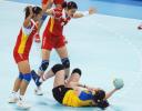 图文-手球邀请赛安徽女队获得第三 北京队员倒地
