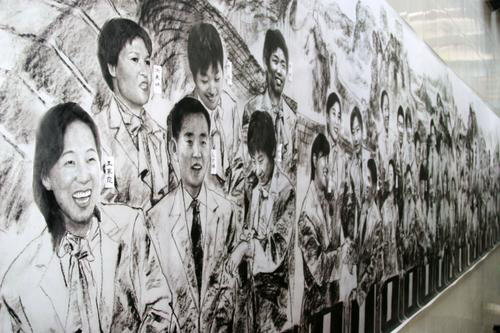 图文-吉林画家巨作画百名奥运冠军 奥运冠军跃然纸上
