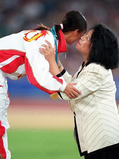 图文-中国第一位ioc女委员 吕圣荣悉尼为王丽萍颁奖_其他_2008奥运站