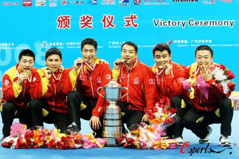 图文-世乒赛中国男团实现四连冠 奖杯金牌的滋