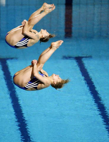 图文-游泳欧锦赛6日跳水赛况 两人动作惊人一致
