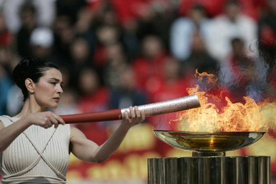 图文北京奥运圣火交接仪式最高女祭司点燃火炬