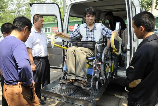 图文-北京奥运无障碍出租车 轮椅可以轻松上下