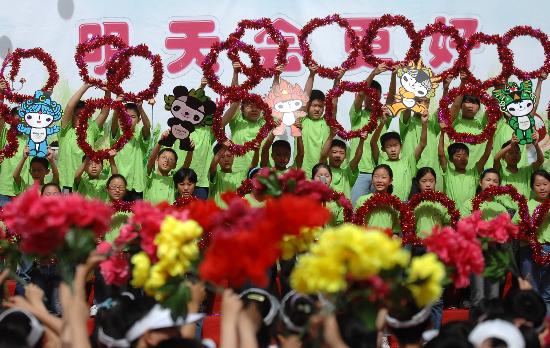 图文-喜迎奥运庆六一 小学生们在表演歌舞节