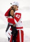 图文-底特律红翼队获NHL总冠军与女友共享幸福时刻