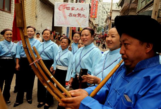 图文-苗族群众以奥运为主题对唱山歌 吹芦笙迎