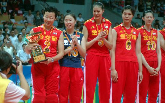 图文-女排大奖赛中国3-2巴西夺冠 冯坤接过奖杯